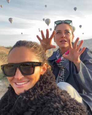 Ece Uslu Instagram - Sabah set bitti güne aynen devam ettik 🎈🎈🎈
@banukuruoglu @banukuruoglumanagement