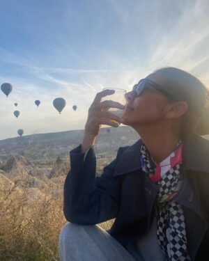 Ece Uslu Instagram - Sabah set bitti güne aynen devam ettik 🎈🎈🎈
@banukuruoglu @banukuruoglumanagement