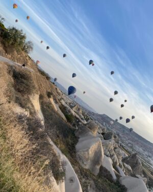 Ece Uslu Instagram - Sabah set bitti güne aynen devam ettik 🎈🎈🎈
@banukuruoglu @banukuruoglumanagement