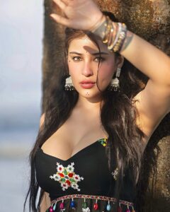 Edin Rose Most Liked Photos and Posts