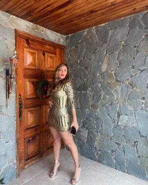 Eileen Abad Instagram - Un 🥂Por el 1er viernes 2025, con el outfit brillante full body por el que tanto me han escrito , con el que te deseo un año luminoso , llenito de Fe en el único todopoderoso y misericordioso, en el que pongo mi mayor intención y estoy segura que coincide con la tuya 🇻🇪 🙌