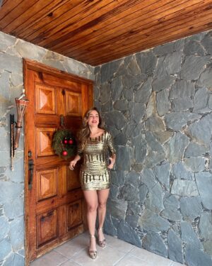 Eileen Abad Instagram - Un 🥂Por el 1er viernes 2025, con el outfit brillante full body por el que tanto me han escrito , con el que te deseo un año luminoso , llenito de Fe en el único todopoderoso y misericordioso, en el que pongo mi mayor intención y estoy segura que coincide con la tuya 🇻🇪 🙌