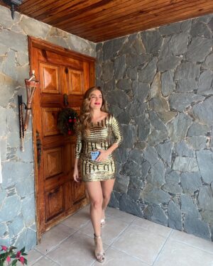 Eileen Abad Instagram - Un 🥂Por el 1er viernes 2025, con el outfit brillante full body por el que tanto me han escrito , con el que te deseo un año luminoso , llenito de Fe en el único todopoderoso y misericordioso, en el que pongo mi mayor intención y estoy segura que coincide con la tuya 🇻🇪 🙌