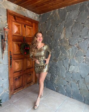 Eileen Abad Instagram - Un 🥂Por el 1er viernes 2025, con el outfit brillante full body por el que tanto me han escrito , con el que te deseo un año luminoso , llenito de Fe en el único todopoderoso y misericordioso, en el que pongo mi mayor intención y estoy segura que coincide con la tuya 🇻🇪 🙌