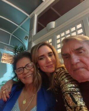 Eileen Abad Instagram - Que el 2025 nos conceda la gran bendición que millones deseamos 🙏🏻un elogio a la esperanza que se renueva cada 365 días. 

Un gran 💋de "Feliz año “🌎🥂🎇 🤩