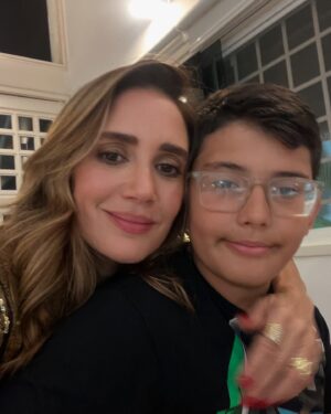 Eileen Abad Instagram - Que el 2025 nos conceda la gran bendición que millones deseamos 🙏🏻un elogio a la esperanza que se renueva cada 365 días. 

Un gran 💋de "Feliz año “🌎🥂🎇 🤩