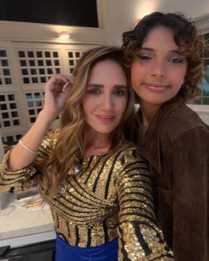 Eileen Abad Instagram - Que el 2025 nos conceda la gran bendición que millones deseamos 🙏🏻un elogio a la esperanza que se renueva cada 365 días. 

Un gran 💋de "Feliz año “🌎🥂🎇 🤩