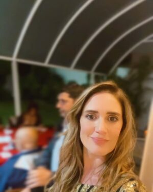 Eileen Abad Instagram - Que el 2025 nos conceda la gran bendición que millones deseamos 🙏🏻un elogio a la esperanza que se renueva cada 365 días. 

Un gran 💋de "Feliz año “🌎🥂🎇 🤩