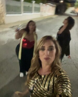 Eileen Abad Instagram - Que el 2025 nos conceda la gran bendición que millones deseamos 🙏🏻un elogio a la esperanza que se renueva cada 365 días. 

Un gran 💋de "Feliz año “🌎🥂🎇 🤩