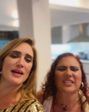 Eileen Abad Instagram - Que el 2025 nos conceda la gran bendición que millones deseamos 🙏🏻un elogio a la esperanza que se renueva cada 365 días. 

Un gran 💋de "Feliz año “🌎🥂🎇 🤩