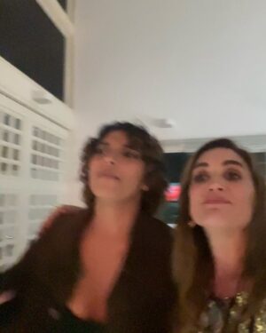 Eileen Abad Instagram - Que el 2025 nos conceda la gran bendición que millones deseamos 🙏🏻un elogio a la esperanza que se renueva cada 365 días. 

Un gran 💋de "Feliz año “🌎🥂🎇 🤩
