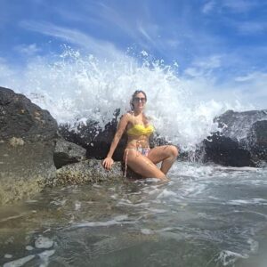 Eileen Abad Instagram - Me alegra saber que estas ahí el primer lunes de enero 🤗 

Con los Reyes te mando abundancia como las olas del mar 🙌 🌎

Pd: Planificando ando mientras posteo más de estos días y te escribo a ti que me estas leyendo para que sepas que siempre te tengo presente.

✨️ Feliz día de Reyes 👑