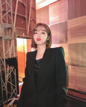 Elaiza Ikeda Instagram - 発表！今年 #イチバン聴いた歌 ミュージックアワード2024
素晴らしいパフォーマンスを側で浴びる贅沢な体験と共に
年の瀬も感じられてとても楽しかったです。
4時間の生放送を共に盛り上げてくださったお客様も本当にありがとうございました！

緊張の反動でバックヤードではゆるっとしてました。