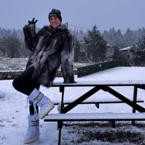 Elena Asimakopoulou Instagram - Μεικινγκ μεμορις … στα λευκά ❄️ ❄️❄️
Να περνάτε υπέροχα !!!🎄⭐️🎄⭐️

#christmas #christmastime #memories #travel #travelmoments #travelphotography #mountain #mountainlife #snow #snowday #snowtime