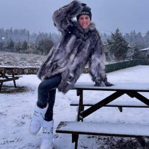 Elena Asimakopoulou Instagram - Μεικινγκ μεμορις … στα λευκά ❄️ ❄️❄️
Να περνάτε υπέροχα !!!🎄⭐️🎄⭐️

#christmas #christmastime #memories #travel #travelmoments #travelphotography #mountain #mountainlife #snow #snowday #snowtime