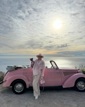 Elena Lenina Instagram - Как же я люблю все розовое! @retrocarrentals #monaco #montecarlo #retrocars @lenaleninaofficial