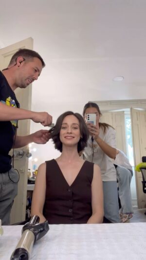 Elena Rivera Instagram - Son muchas horas... pero qué bien me lo paso en los rodajes🙃🥳💛

@raquel_m_hair 
@chechu_bob