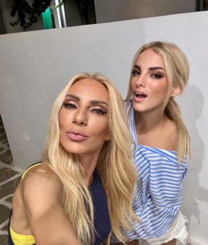 Elena Tsavalia Instagram - Χρόνια πολλαααααά…με το αγαπημένο σου τραγούδι!🎼
Να είσαι πάντα χαρούμενη κι ευτυχισμένη Βένια μου! 🎉
Love you ❤️

#wishes #nameday #together #happytogether