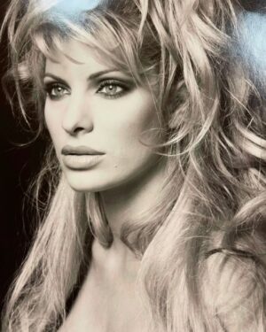 Eleni Menegaki Instagram - Λίγο πριν το τέλος του χρόνου είπα να γυρίσω κι εγώ τον χρόνο πισω ! Δε θυμάμαι ακριβώς ποτε , νομίζω 15-20 χρόνια πριν και μάλλον για το Nitro ! Μήπως κάποιος από εσάς θυμάται καλύτερα από εμένα ? #eleni