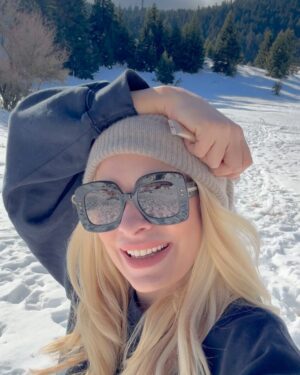 Eleni Menegaki Instagram - Λίγο πριν αρχίσουν και πάλι τα σχολεία μια τελευταία εκδρομή στα χιόνια , στην Αραχωβα! #eleni