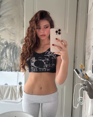 Eleonora Gaggero Instagram - Someone said mirror selfies??????? 😃