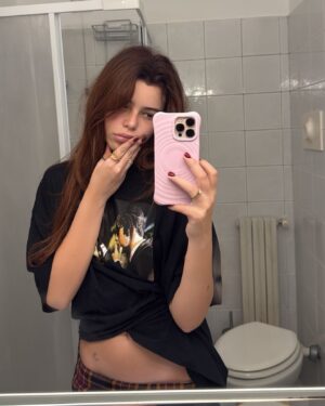 Eleonora Gaggero Instagram - Someone said mirror selfies??????? 😃