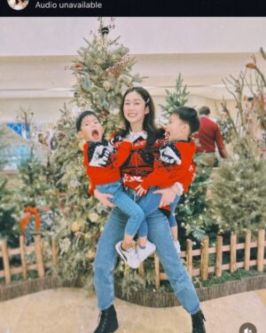 Eliza Sam Instagram - Swipe to see time fly by🥹
#merrychristmas to you and your fam♥️✨