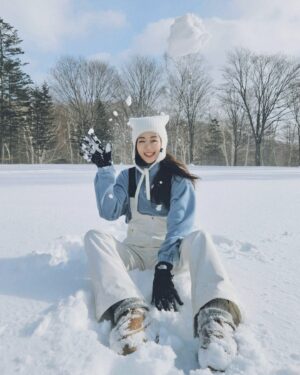 Eliza Sam Instagram - 🌬️hello❄️