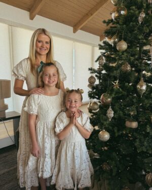 Elizabeth Smart Instagram - Wishing everyone a very merry Christmas🎄❤️✨
