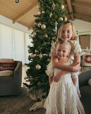 Elizabeth Smart Instagram - Wishing everyone a very merry Christmas🎄❤️✨