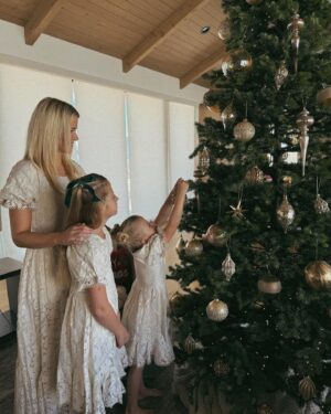 Elizabeth Smart Instagram - Wishing everyone a very merry Christmas🎄❤️✨