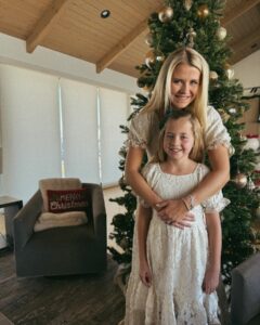 Actress Elizabeth Smart HD Photos and Wallpapers December 2024