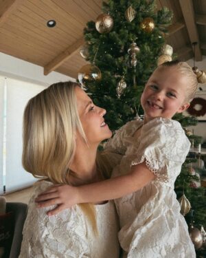 Elizabeth Smart Instagram - Wishing everyone a very merry Christmas🎄❤️✨
