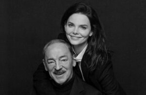 Elizaveta Boyarskaya Instagram - Моему любимому папочке сегодня 75 лет. 

Идеальный вечер: мы на даче, у меня выходной. Папа спускается по лестнице нашего летнего старого дома во двор. На нем вязаная кофта с вытянутыми локтями, которой 200 лет,  и смешные дачные тапки.  Он разжигает костер, подкидывая страницы газет и журналов (до сих пор ездит за ними в газетный киоск), курит одну сигарету за другой, вокруг бегают наши мальчишки со своими друзьями, на участке что-то мастерит Макс, пришли с речки Сережины дочки, периодически идиллическую картину прорезает несносный звук папиного мобильника ( несносный, потому что он кнопочный, и рингтон там убойный), папа сердится и сбрасывает звонок, звук он  так и не научился отключать. Папа любуется детьми, дети с радостью включают в игру деда, дед с легкостью и азартом включается! Папа мастер спорта по игре с внуками и выдумыванию рассказов. Потом мама приносит нанизанный на шампуры шашлык и зовет нас всех в дом. Мы с мамой быстро накрываем стол. Посуда вся разная, собранная со всех поколений нашей семьи, но что-то в этом есть.  На столе все, что любит папа: лук, вареная картошка, черный хлеб, крупная соль, нарезанные овощи, колбаса , аджика. 
-Лаааариисааа
-Идуууу
Мама бежит проверять шашлык! Готов! 
Собираемся за столом. Ужинаем, разговариваем. Папа первый встает, просит сделать кофе (растворимый разумеется, другой не признает), - и идет на улицу курить. 
А потом чай и опять разговоры,  и так хорошо,  и такое счастье! 
Папочка, с Днем Рождения! Я желаю тебе здоровья, бодрости,  строить планы, придумывать желания и стремиться к их осуществлению! Любовью и заботой мы тебя окутаем с ног до головы! Мы тебя очень любим!!!