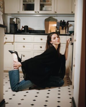 Ella Hunt Instagram - yes chef 💋👩‍🍳

📸 @emjbhe