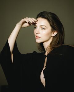 Actress Ella Hunt HD Photos and Wallpapers November 2024