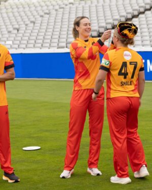 Ellyse Perry Instagram - I blinked and a few months went by 🏴󠁧󠁢󠁥󠁮󠁧󠁿 🌅 🎤