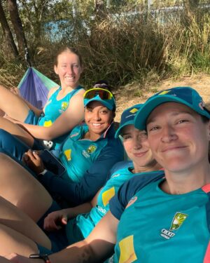 Ellyse Perry Instagram - I blinked and a few months went by 🏴󠁧󠁢󠁥󠁮󠁧󠁿 🌅 🎤