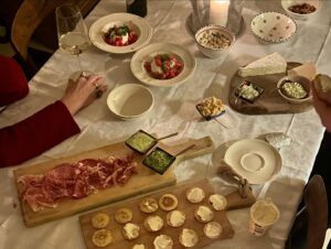 Eloise van Oranje Instagram - hele fijne feestdagen!! hopelijk kan iedereen genieten van deze tijd met familie, vrienden of hun partner 🥂🥂 wat ga jij doen deze periode?