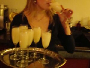 Eloise van Oranje Instagram - hele fijne feestdagen!! hopelijk kan iedereen genieten van deze tijd met familie, vrienden of hun partner 🥂🥂 wat ga jij doen deze periode?