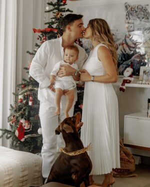 Elsa Dasc Instagram - À notre premier Noël en tant que famille ❤️
Le plus beau cadeau de la vie .. 🥹
Bon réveillon à tous 🫶🏻