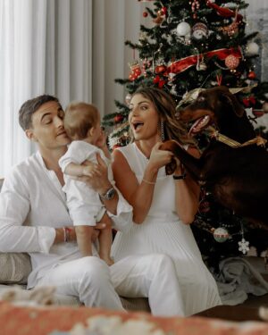 Elsa Dasc Instagram - À notre premier Noël en tant que famille ❤️
Le plus beau cadeau de la vie .. 🥹
Bon réveillon à tous 🫶🏻