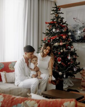 Elsa Dasc Instagram - À notre premier Noël en tant que famille ❤️
Le plus beau cadeau de la vie .. 🥹
Bon réveillon à tous 🫶🏻