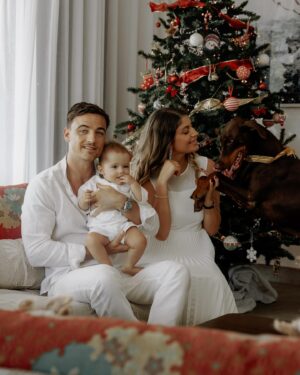 Elsa Dasc Instagram - À notre premier Noël en tant que famille ❤️
Le plus beau cadeau de la vie .. 🥹
Bon réveillon à tous 🫶🏻