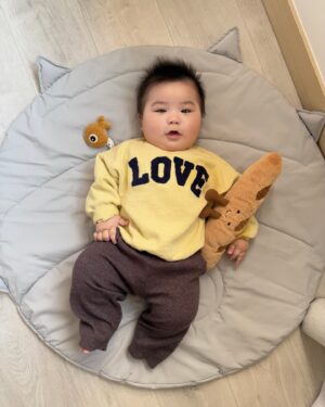 Elva Ni Chen-Xi Instagram - Sending happiness from LOVE squad 🥖
#當麵包超人還不知道自己是麵包超人的時候
#lovesquad 
#6m #2yr #4yr