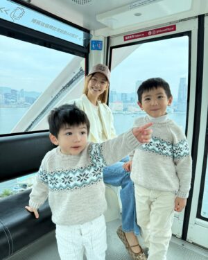 Elva Ni Chen-Xi Instagram - Hello 2025 
Holiday mood is still on 😌
#elvaootd
#holidayseason