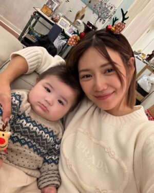 Elva Ni Chen-Xi Instagram - Hello 2025 
Holiday mood is still on 😌
#elvaootd
#holidayseason