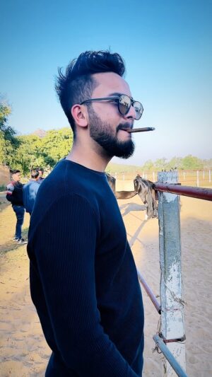 Elvish Yadav Instagram - Chheen to leta tujhko sareaam main Par masla yeh ke shauhar tera aadmi achcha hai
.
.p.s - I Dont Smoke
.
.
.
#elvishyadav #reels #bpraak