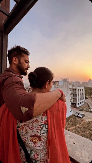 Elvish Yadav Instagram - बर्बाद कर दिया वक्त ने हमे मगर 
माँ सब से कह रही है कि बेटा मज़े में है। 
Happy Birthday Mumma❤️❤️
.
.
.
.  #elvishyadav #reels #elvisharmy #mummy #birthday