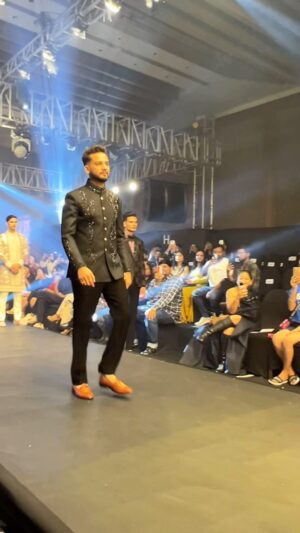 Elvish Yadav Instagram - Ramp Walk Kaisi Lagi ? 
Walk For @legendrajwada_by_kamsapadarla 
.
.
.
#elvishyadav #elvisharmy  #reels